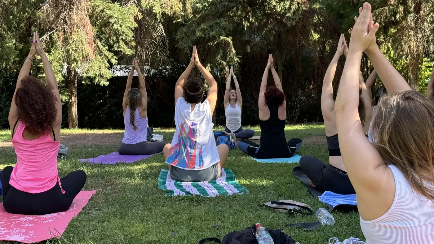Ομαδικό μάθημα yoga στο πάρκο.