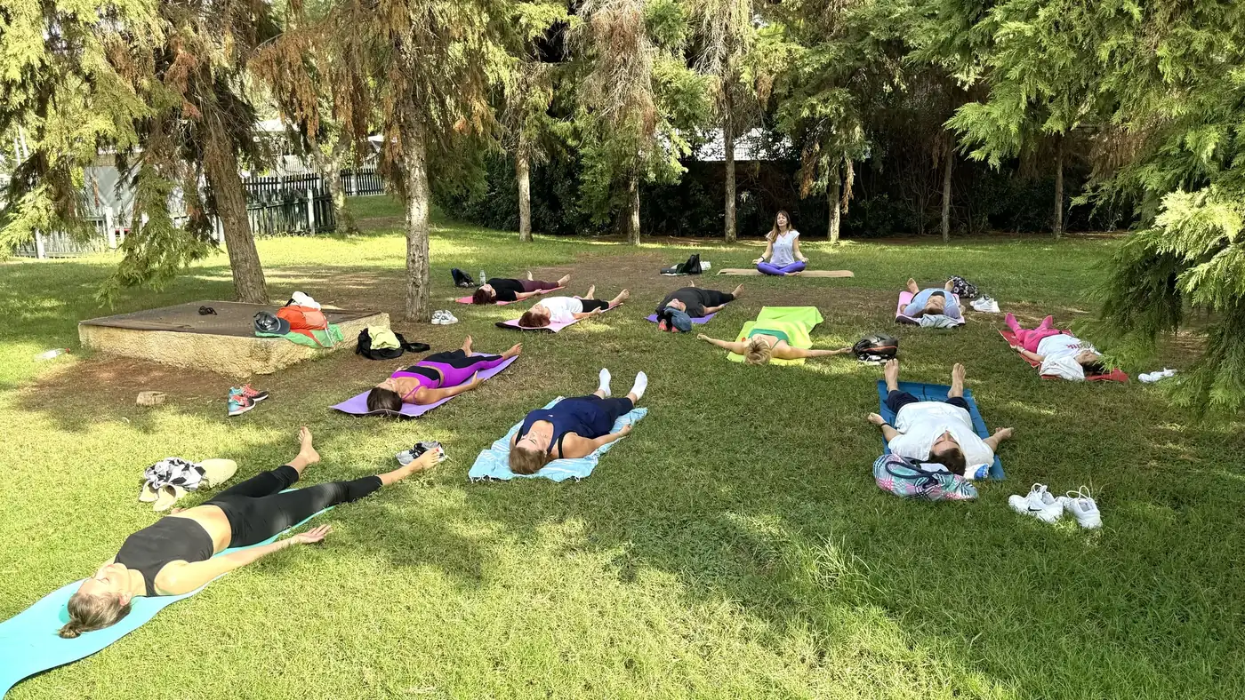 Yoga Nidra στο γρασίδι του πάρκου.