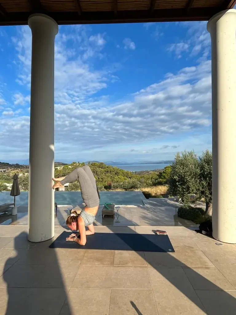 Ατομική πρακτική yoga με θέα στη θάλασσα.