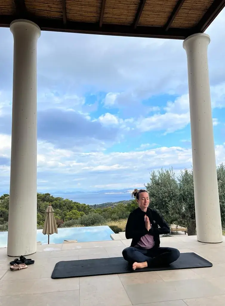 Ατομική πρακτική yoga online, σε ήσυχο εσωτερικό χώρο.